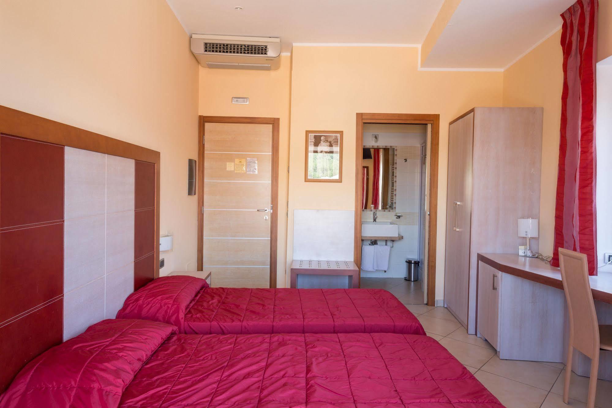 Hotel Conte Ruggero Serra San Bruno Exteriér fotografie